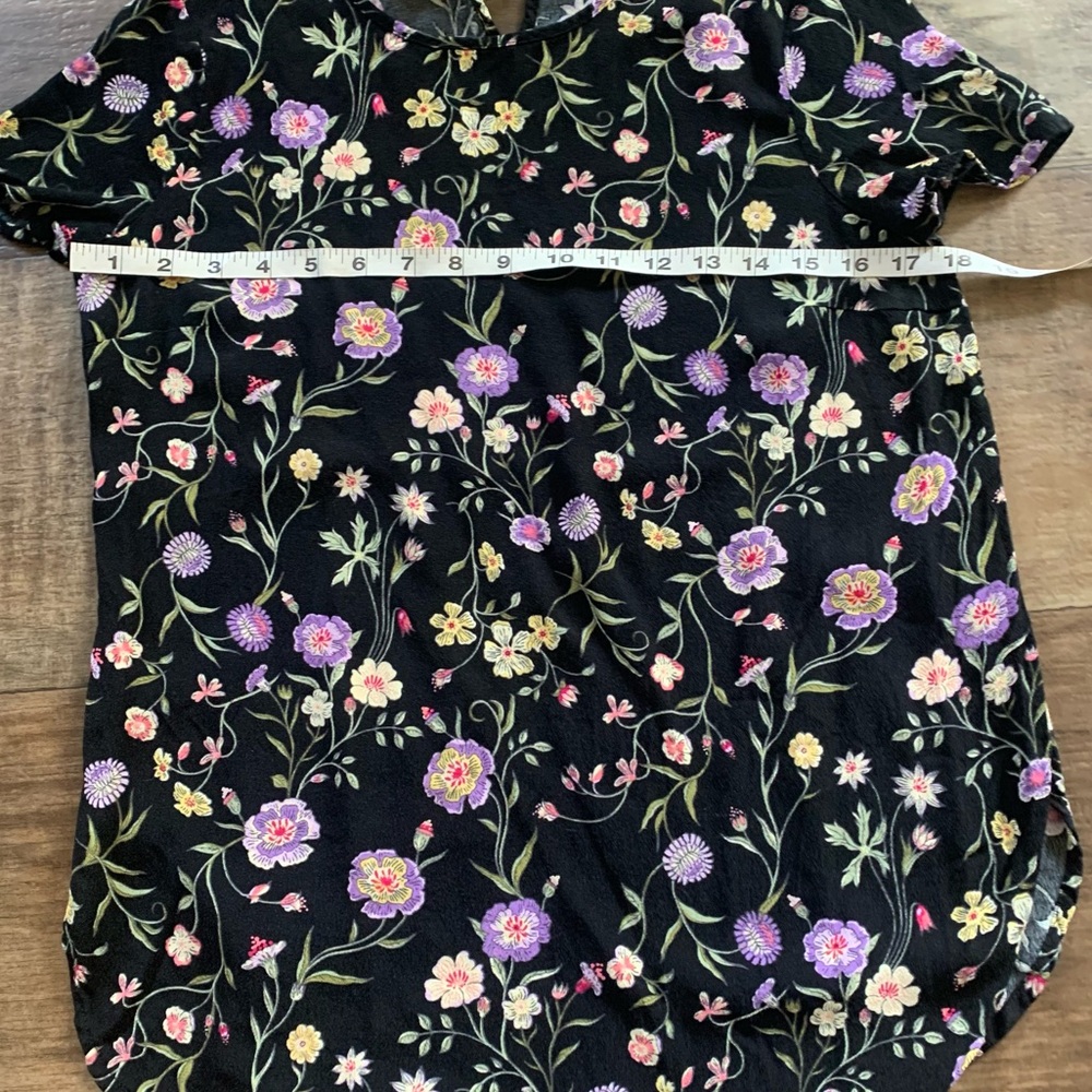 LC Lauren Conrad floral top round hem key hole back - Picture 10 of 10